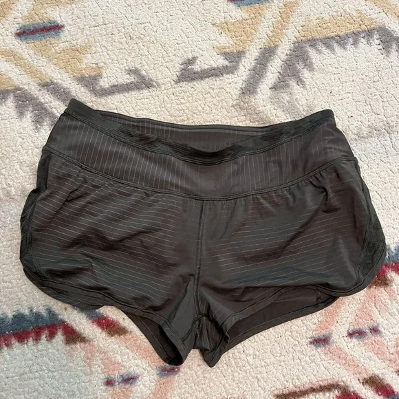 $68 Lululemon RUN FOR DAYS Shorts Deep Green Camo in Size 8 - Picture 5 of 10